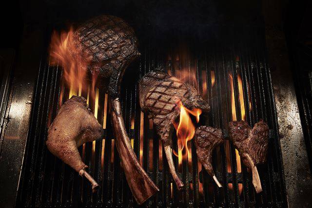 뼈 붙은 고기엔 특별한 끌림이 있다. 왼쪽부터 토종닭 다리, 소고기 토마호크, 돼지 뼈등심, 양고기 프렌치 랙, 숄더 랙 스테이크.