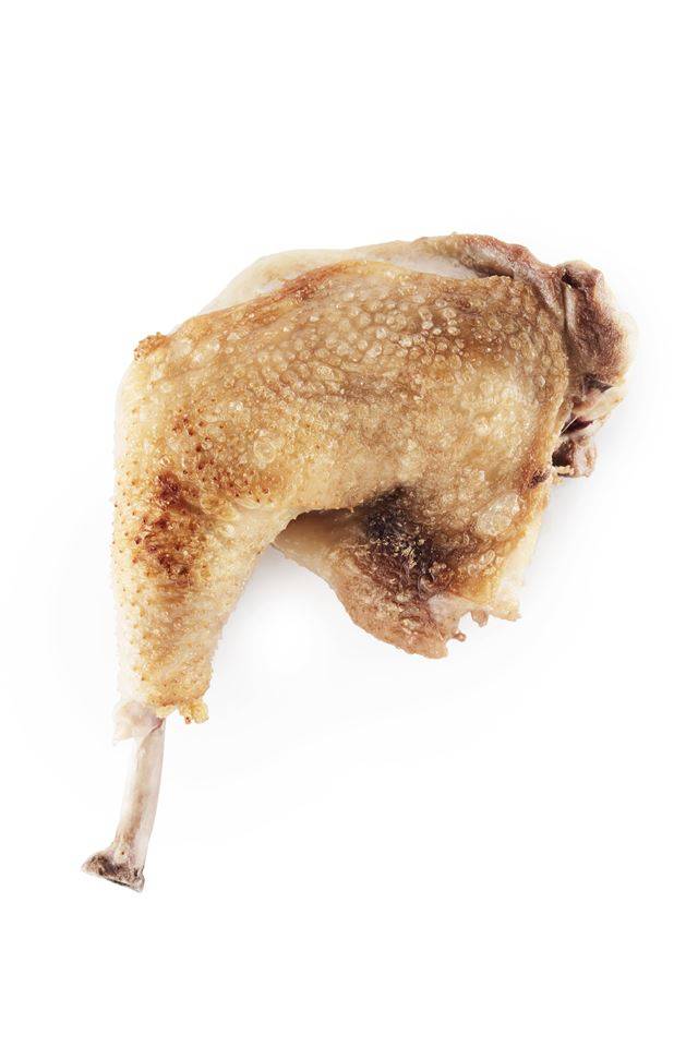 토종닭 다리로 구운 만화 고기 스테이크. 고소한 껍질을 살려 굽는 것이 포인트다.