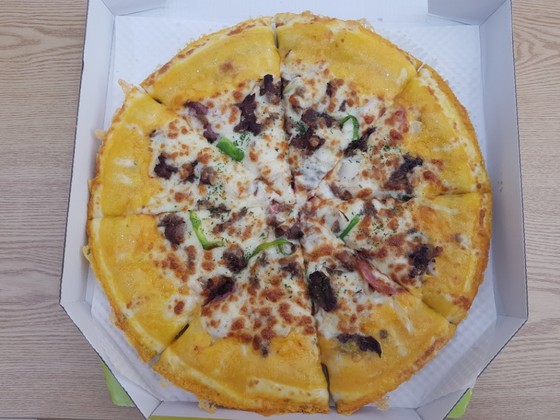 지난 6일 피자마루 세종지역 가맹점들이 기획재정부 직원들에게 배달한 피자 중 하나인 '골드 스테이크 불갈비 피자'. 최종권 기자