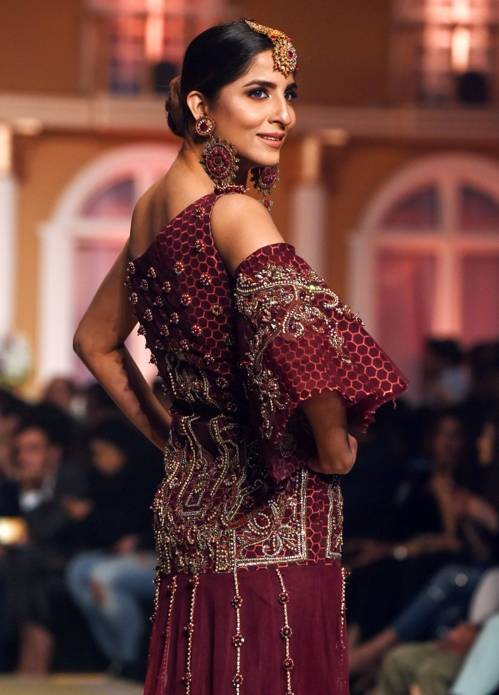 매혹적인 의상 (라호르 AFP=연합뉴스) 9일(현지시간) 파키스탄 북동부 도시 라호르에서 열린 팬틴 험 신부 예복 패션쇼(Pantene Hum Bridal Couture Week)에서 한 모델이 의상을 선보이고 있다.