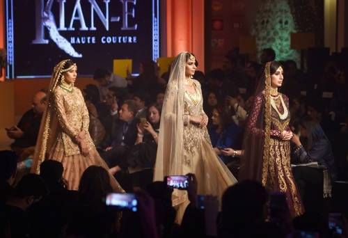 우아하게 (라호르 AFP=연합뉴스) 9일(현지시간) 파키스탄 북동부 도시 라호르에서 열린 팬틴 험 신부 예복 패션쇼(Pantene Hum Bridal Couture Week)에서 모델들이 다양한 의상을 소개하고 있다.