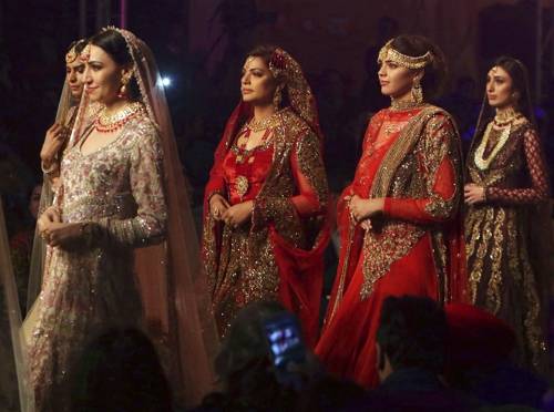 우아함과 아름다움의 공존 (라호르 AP=연합뉴스) 9일(현지시간) 파키스탄 북동부 도시 라호르에서 열린 팬틴 험 신부 예복 패션쇼(Pantene Hum Bridal Couture Week)에서 모델들이 다양한 의상을 소개하고 있다.