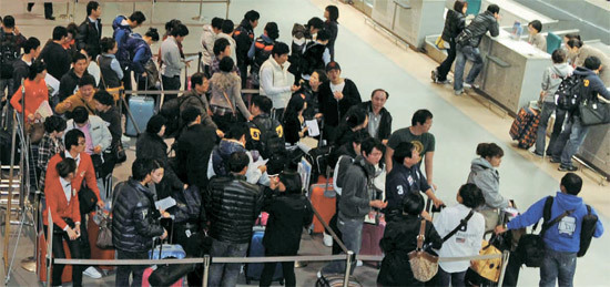 많은 승객들로 붐비는 현 김해 공항.송봉근 기자