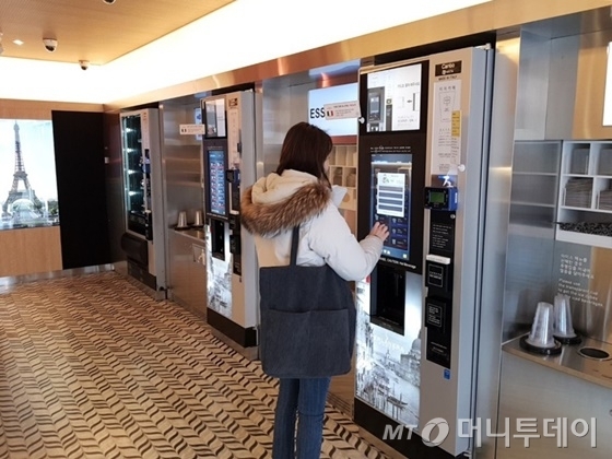 8일 서울 강남역 인근 무인카페에서 소비자가 직접 커피추출기를 조작해 커피를 주문하고 있다. / 사진=박치현 기자