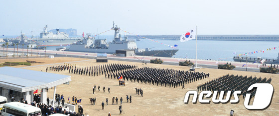 26일 제주 서귀포 제주해군기지 연병장에서 해군기지 준공식이 열리고 있다.2016.2.26/뉴스1 © News1 이석형 기자