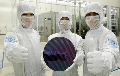삼성전자 반도체 연구원이 생산된 웨이퍼를 들고 포즈를 취하고 있다. /삼성전자 제공