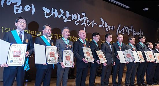 홍종학 중소벤처기업부 장관(왼쪽 여섯 번째)이 14일 오후 서울 중기중앙회에서 열린 '2017 대한민국 중소기업인 대회' 시상식 참석해 유공자들과 기념촬영을 하고 있다.
