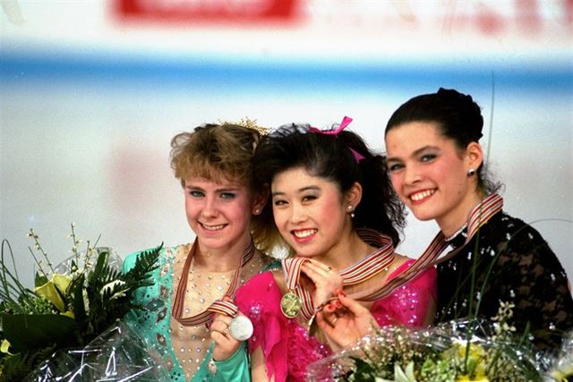 1991년 세계피겨스케이팅선수권대회에서 나란히 메달을 딴 미국의 크리스티 야마구치(가운데ㆍ금), 토냐 하딩(왼쪽ㆍ은), 낸시 케리건(오른쪽ㆍ동). AP 연합뉴스