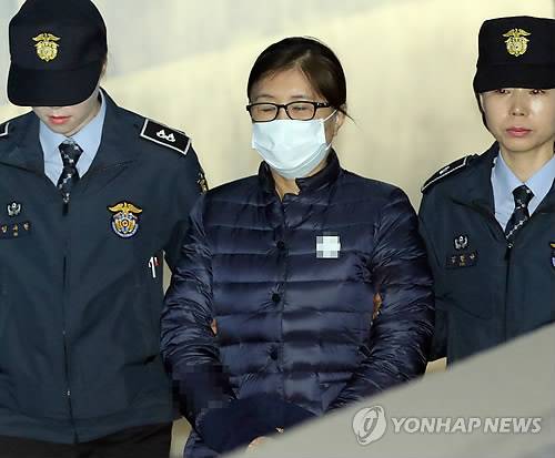 최순실 결심공판 법정 출석 (서울=연합뉴스) 최재구 기자 = 헌정 초유의 대통령 탄핵을 몰고 온 국정농단 사건의 핵심 인물인 '비선실세' 최순실씨가 1심 결심공판에 참석하기 위해 14일 오전 서울 서초구 서울중앙지법에 들어서고 있다. jjaeck9@yna.co.kr