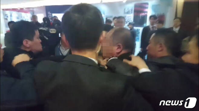 14일 오전 문재인 대통령 국빈방문 행사를 취재하던 한국의 한 사진기자가 베이징 국가회의 중심홀에서 중국 측 경호 관계자로부터 폭행 당하고 있다.  (한국사진기자협회 제공) 2017.12.14/뉴스1