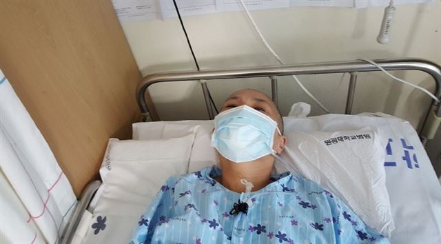 롯데마트 익산점 조리팀에 근무한 이모(54)씨가 근무 중 뇌출혈로 쓰러져 45일째 의식을 찾지 못하고 중환자실에서 치료를 받고 있다. 가족 제공