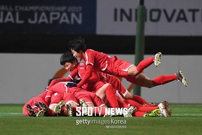 ▲ 북한 선수들이 일본전에서 골을 넣은 뒤 기뻐하고 있다.