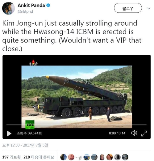 김정은 북한 노동당위원장(오른쪽)이 액체연료 미사일 발사대 앞에서 담배를 피는 듯한 모습[트위터 캡처]