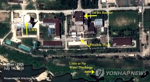 미국 정책연구기관 과학국제안보연구소(ISIS)가 공개한 북한 영변 핵시설 단지 내 원자로들을 촬영한 2016년 7월 14일 위성사진[에어버스 디펜스 앤드 스페이스·ISIS 공동 제공=연합뉴스]