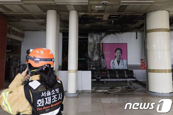 지난 11월 29일 오후 서울 강서구 김포공항 국제선청사 1층 상업시설 공사장에서 화재가 발생해 소방대원들이 잔불확인 및 화재조사를 하고 있다. © News1 유승관 기자