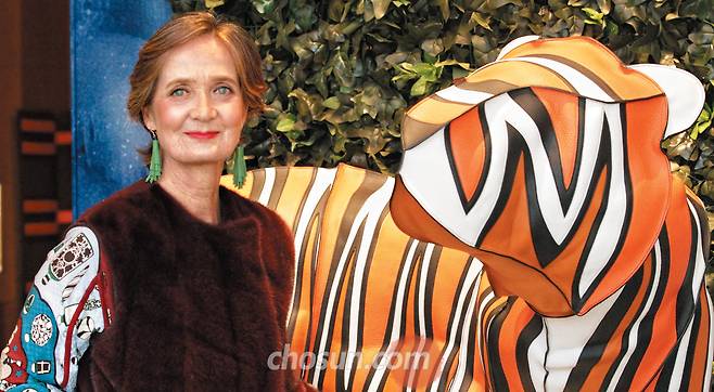 지난달 말 서울 신사동 메종 에르메스 도산파크 전시장에 설치된 호랑이 작품 앞에 앉은 파스칼 뮈사르. 우리나라에서 열리는 전시인 만큼 한국 호랑이를 전면에 내세웠다. 자투리 가죽을 깁고 비틀고 조각해 220여 시간을 들여 완성했다는 이 호랑이 작품은 약 1억원이다./장련성 객원기자