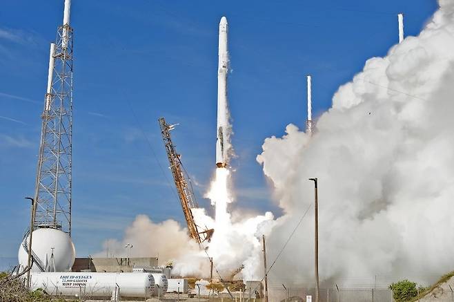 15일(현지시간) 미 플로리다주 케이프커내버럴 공군기지 40번 발사대에서 우주화물선 드래곤을 실은 스페이스엑스의 팰컨9 로켓이 하늘로 날아오르고 있다. 나사 제공