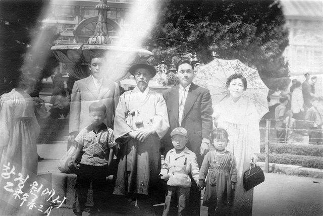 재일한국인 1세의 운명과 가난을 묵묵히 다 살아내었던 강상중 교수의 아버지. 빛 바랜 사진 속 뒷줄 맨 왼쪽이 아버지다. 강상중 교수 제공