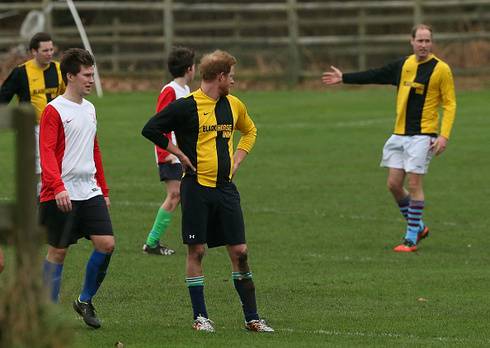 2015년 크리스마스 연휴에 노퍽지역의 샌드링엄 하우스 지역 주민들과 축구시합을 한 윌리엄(오른쪽)과 해리(가운데) 왕자.