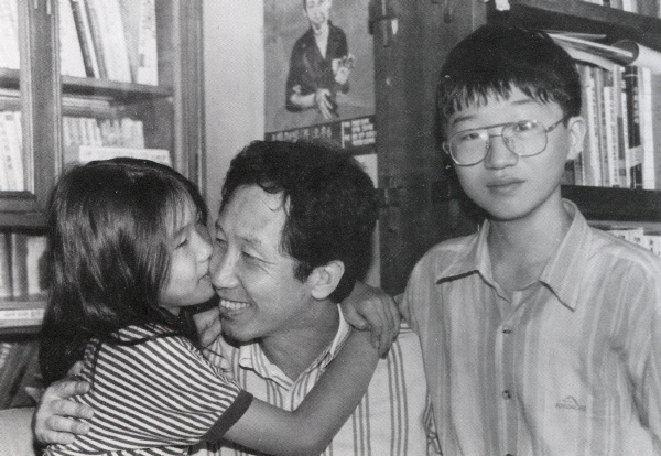 김근태가 1992년 교도소에서 출소한 뒤 서울 수유리 집에서 딸 병민·아들 병준과 함께 있는 모습.  알마 제공