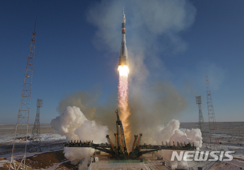 러시아의 소유즈-FG 로켓이 17일 3명의 우주비행사들이 탄 소유즈 MS-07 우주선을 탑재하고 카자흐스탄 발사기지에서 ISS를 향해 치솟아오르고 있다. AP.
