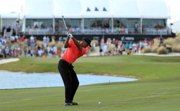 타이거 우즈가 12월 초 바하마에서 열린 히어로 월드챌린지 최종라운드에서 아이언샷을 날리고 있다. /게티이미지 코리아