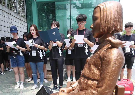 영남 11개 지역 청소년YMCA 200여명이 지난 7월 부산 동구 일본영사관 앞 '평화의 소녀상' 앞에서 '한일 위안부 합의 전면 재협상'을 주장하는 선언문을 발표하고 있다.송봉근 기자 (2017.7.24.송봉근)