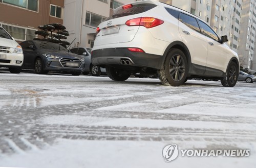 얼어붙은 도로 위 '엉금엉금' [연합뉴스 자료사진]