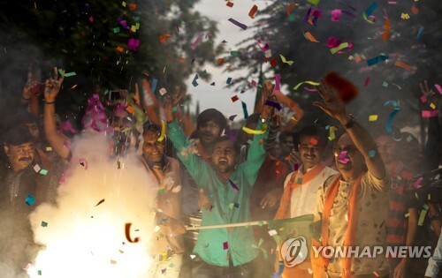 18일 인도 서부 구자라트 주 간디나가르에서 여당인 인도국민당(BJP) 지지자들이 폭죽을 터뜨리며 주의회 선거 승리를 기뻐하고 있다.[EPA=연합뉴스]