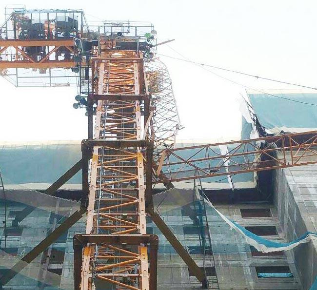 18일 오후 2시 40분쯤 경기도 평택시 칠원동의 한 아파트 공사 현장에서 L자형 타워크레인이 마스트(mast·기둥)를 높이는 인상 작업 도중 팔 역할을 하는 지브(jib·가로대)가 아래로 꺾여 있다. /경기도재난안전본부