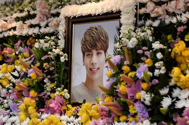 18일 사망한 故 샤이니 종현의 빈소가 서울 풍납동 서울아산병원에 마련됐다. 향년 27세. 일반인 조문은 같은 병원 장례식장 지하 1층 3호실을 통해 가능하다. 발인은 오는 21일 9시, 장지는 미정이다.<사진=사진공동취재단>