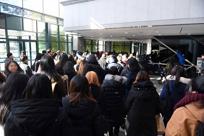 샤이니 종현 팬들이 19일 빈소가 차려진 아산병원 장례식장을 찾아 조문하기 위해 줄지어 있다.사진공동취재단
