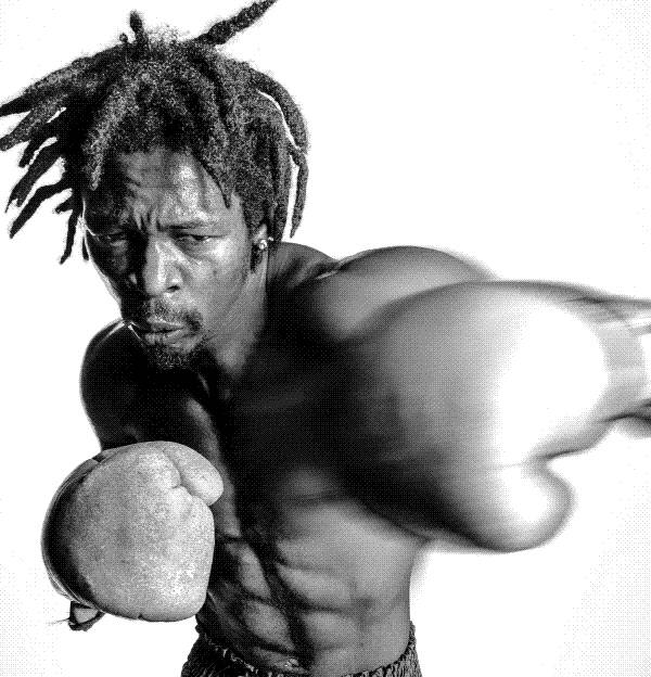 ‘카메룬 난민 복서’ 이흑산 선수가 지난달 25일 서울 신일고 체육관에서 열린 자신의 첫 국제전을 앞두고 프로필 촬영에 임하고 있다. 이재혁 포토그래퍼 제공