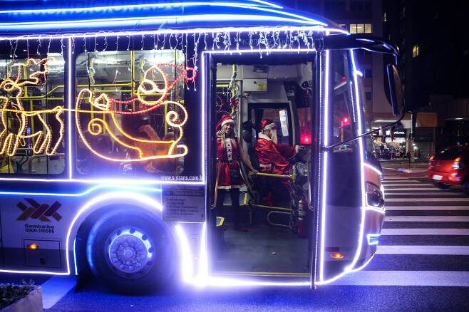 산타 클로스 옷을 입은 운전기사가 모는 버스가 11일(현지시간) 브라질 상파울로 시내를 지나고 있다.[EPA=연합뉴스]