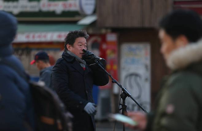현대 유플렉스 신촌점 앞 광장에서 노래하고 있다. 신인섭 기자