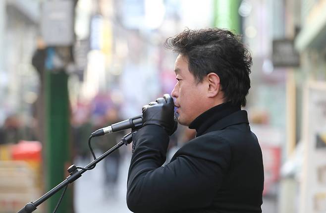 성악가인 노희섭 인씨엠예술단 단장이 길거리 성악 버스킹 1000회에 도전하고 있다. 12월 20일 현재 431회를 기록했다. 신인섭 기자