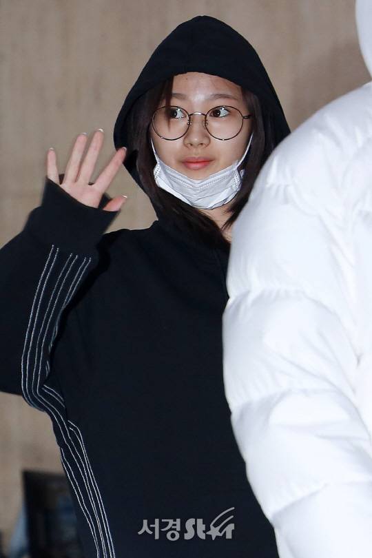 트와이스 멤버 사나가 23일 오전 서울 강서구 김포국제공항을 통해 일본 공연을 마치고 입국하고 있다.