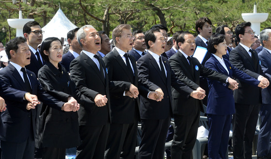 '임을 위한 행진곡'을 작곡한 김종률 광주문화재단 사무처장(왼쪽)이 국립 5·18 민주묘지에서 열린 5·18 기념식에서 문재인 대통령과 함께 노래를 부르고 있다. [중앙포토]