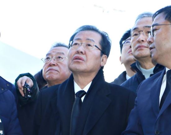 25일 충북 제천 화재 참사 현장을 찾은 홍준표 자유한국당 대표가 충북지역 국회의원인 박덕흠(왼쪽)·권석창(오른쪽) 의원과 화재 건물을 바라보고 있다. 사진=뉴시스