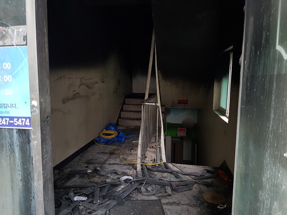 지난 21일 29명이 숨지는 화재가 발생한 제천 스포츠센터 건물 비상구. 박진호 기자