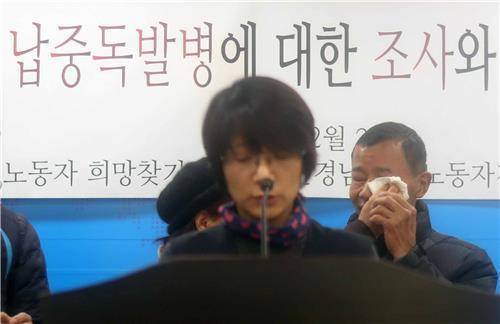 (창원=연합뉴스) 김동민 기자 = 27일 경남도 프레스센터에서 열린 기자회견에서 납중독 근로자 정모(오른쪽)씨가 눈물을 훔치고 있다.