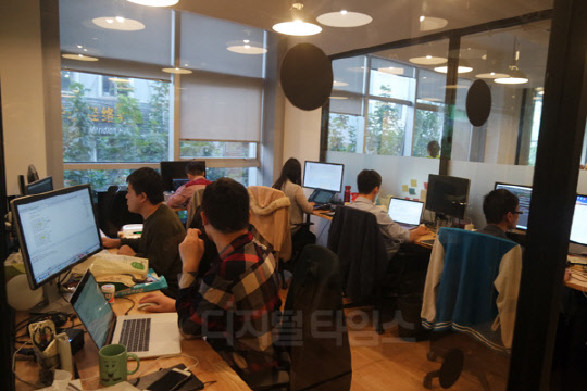 중국 상하이 위워크 양핑루지점에서 한 창업팀이 업무를 보고 있다.