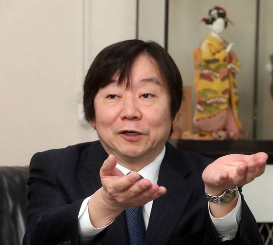 가미야 마타케 일본 방위대학교 교수가 지난 20일 주한 일본대사관 공보문화원에서 중앙일보와 인터뷰하고 있다. 최정동 기자