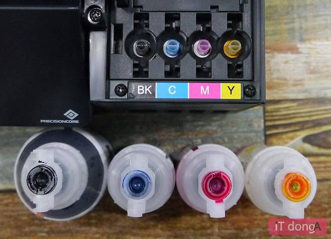 각 컬러별 주입구의 형태가 달라 오주입을 방지한다