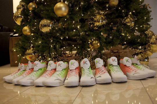 미국프로농구(NBA) 골든스테이트 워리어스의 클레이 탐슨이 공개한 자신의 '크리스마스 농구화'. 탐슨은 실제 이 짝짝이 농구화를 신고 지난 26일(한국시간) 클리블랜드 캐벌리어스와의 경기에 나섰다. 클레이 탐슨 트위터