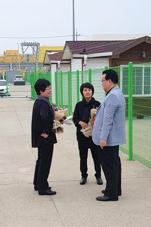 목포신항에서 미수습자 가족들과 대화하는 김 영 과장