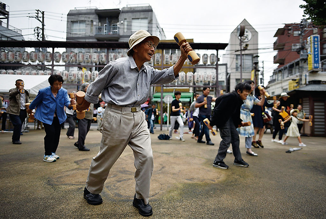 2016년 9월 일본 도쿄에서 열린 ‘경로의 날’ 행사에서 노인들이 나무 아령을 들고 신체활동 시범을 보였다. ⓒ 사진= EPA 연합