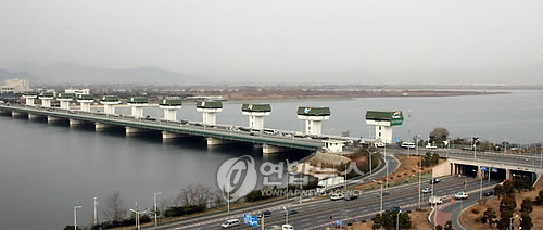 물길 막은 낙동강 하굿둑 [연합뉴스 자료사진]