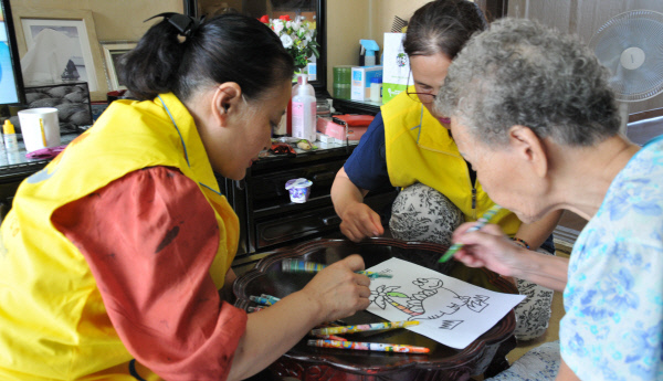 노인 가정을 방문한 돌봄봉사자들이 할머니와 함께 미술활동을 하고 있다. 다양한 가족형태를 대상으로 한 사회안전망 및 돌봄 정책 도입이 시급하다는 목소리가 높다. 경향신문 자료사진