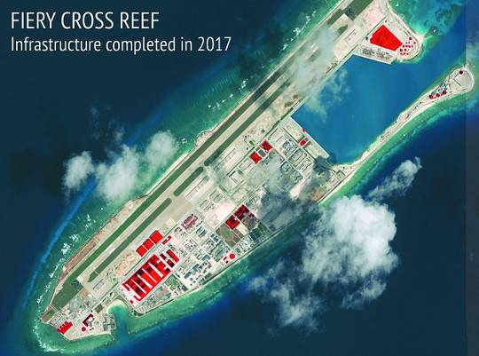 남중국해 스프래틀리군도(중국명 난사군도)의 피어리크로스 암초를 찍은 위성사진. 빨간색 부분이 중국이 2017년에 새로 지은 격납고, 미사일호, 레이더 등 군사시설이다. CSIS 홈페이지 캡처